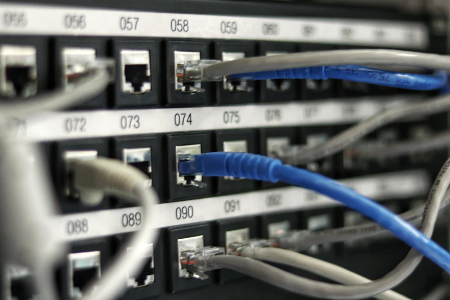 Racks de servidores iluminados em um centro de dados