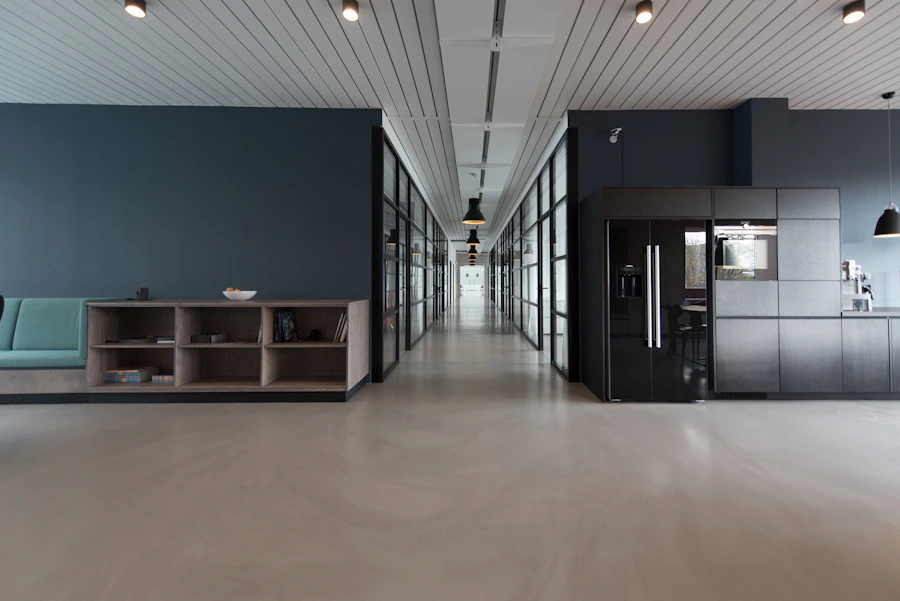 Interior corporativo com estações de trabalho e vidro