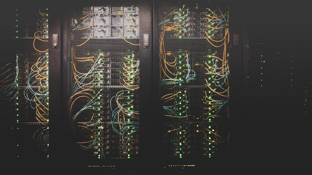 Corredor de servidores em um data center com cabeamento organizado